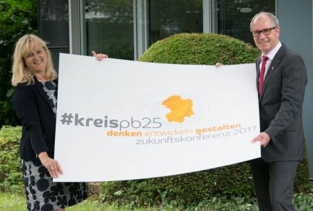 Denken, entwickeln, gestalten: Dazu rufen Landrat Manfred Müller (rechts) und Karin Wiemers (Servicestelle Wirtschaft, Kreis Paderborn) bei der Zukunftskonferenz des Kreises Paderborn am Dienstag, 5. September, auf. (Foto: Amt für Presse- und Öffentlichkeitsarbeit, Kreis Paderborn, Anna-Sophie Schindler) Denken, entwickeln, gestalten: Dazu rufen Landrat Manfred Müller (rechts) und Karin Wiemers (Servicestelle Wirtschaft, Kreis Paderborn) bei der Zukunftskonferenz des Kreises Paderborn am Dienstag, 5. September, auf. (Foto: Amt für Presse- und Öffentlichkeitsarbeit, Kreis Paderborn, Anna-Sophie Schindler)